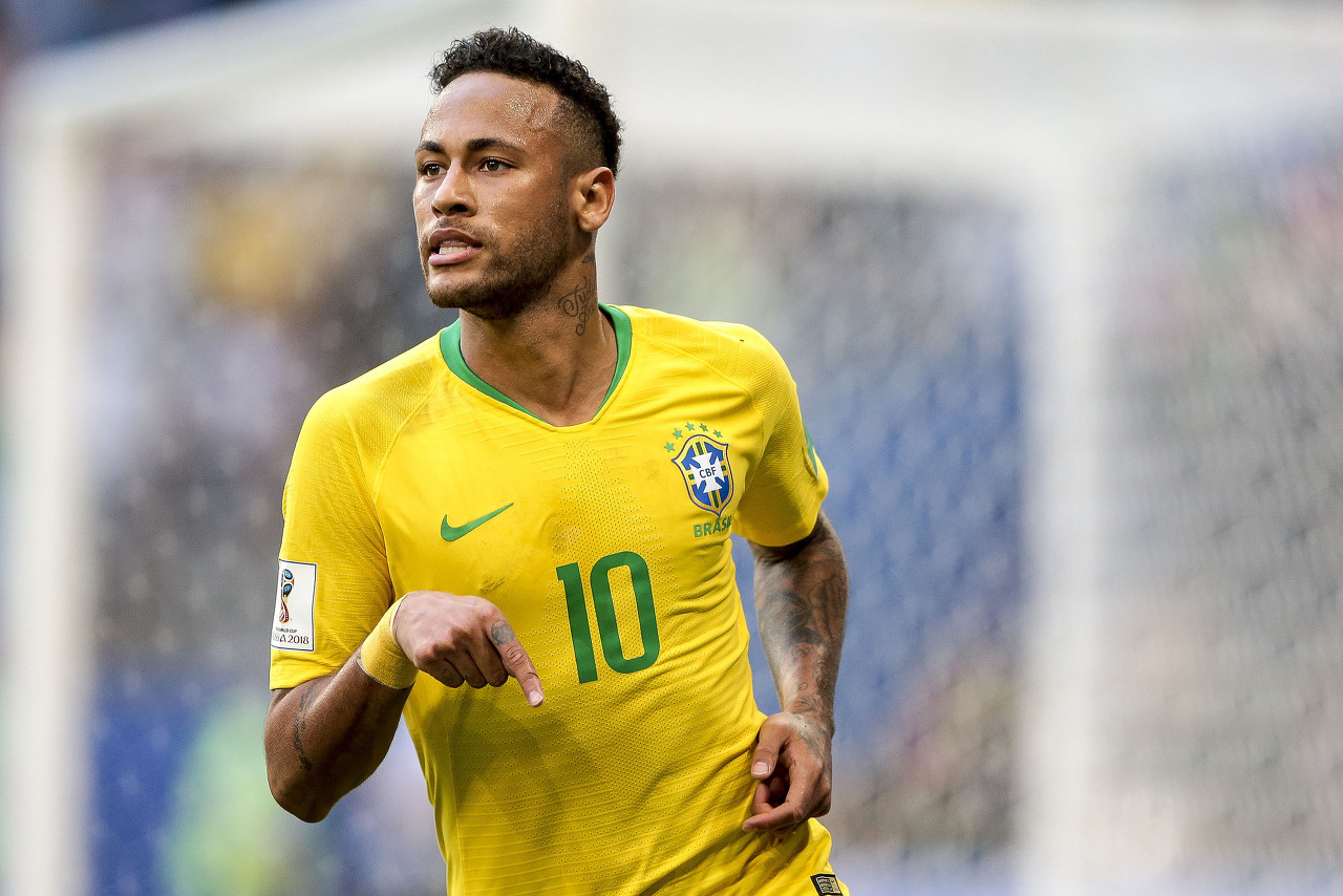 欧文左膝遭 欧文左膝遭