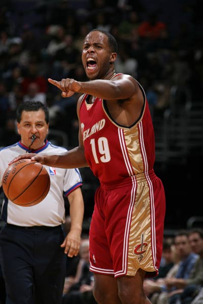 边锋斜向内 边锋斜向内